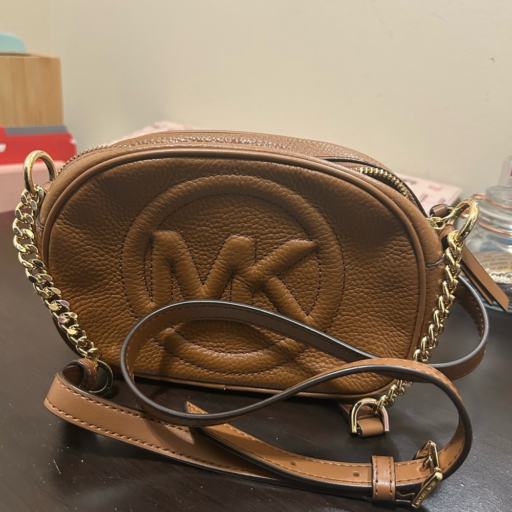 (NWOT) Michael Kors Tan Crossbody Bag with Gold Chain